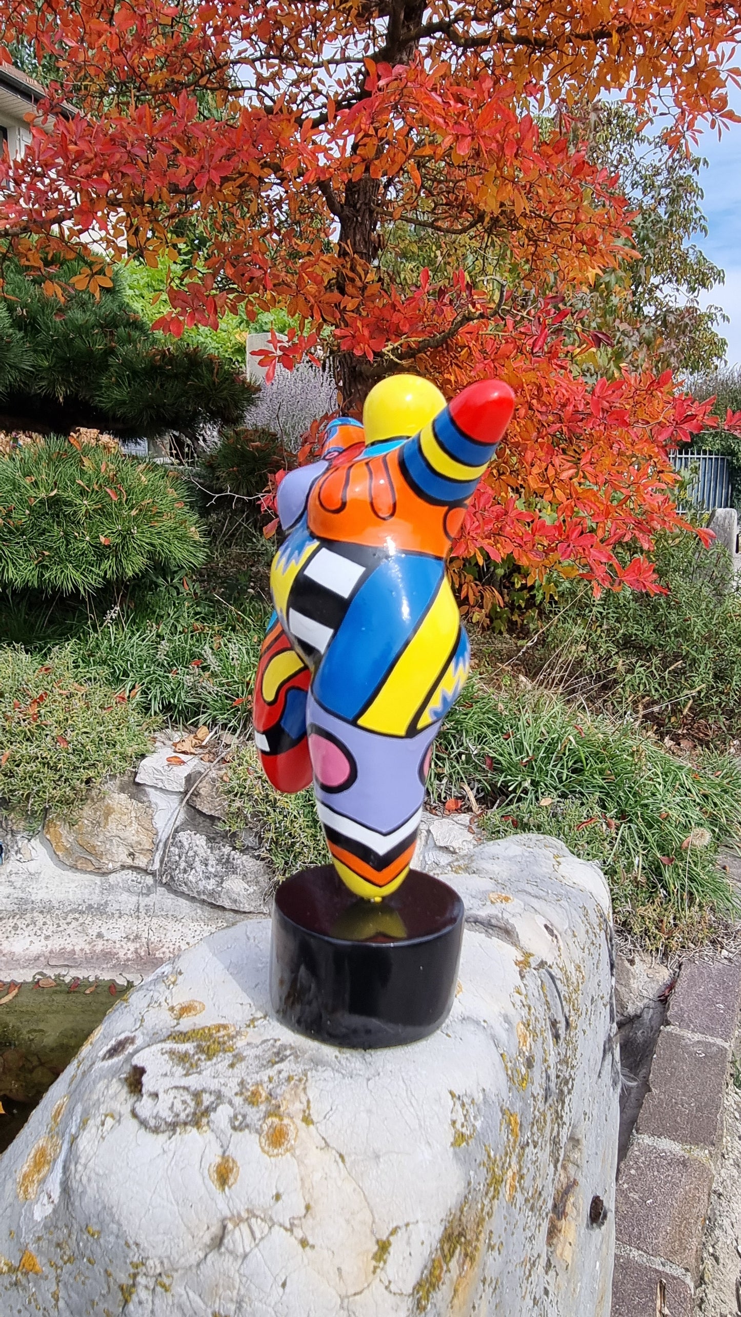 Statue de femme danseuse ronde, style Nana, en résine multicolore. Hauteur 17 centimètres