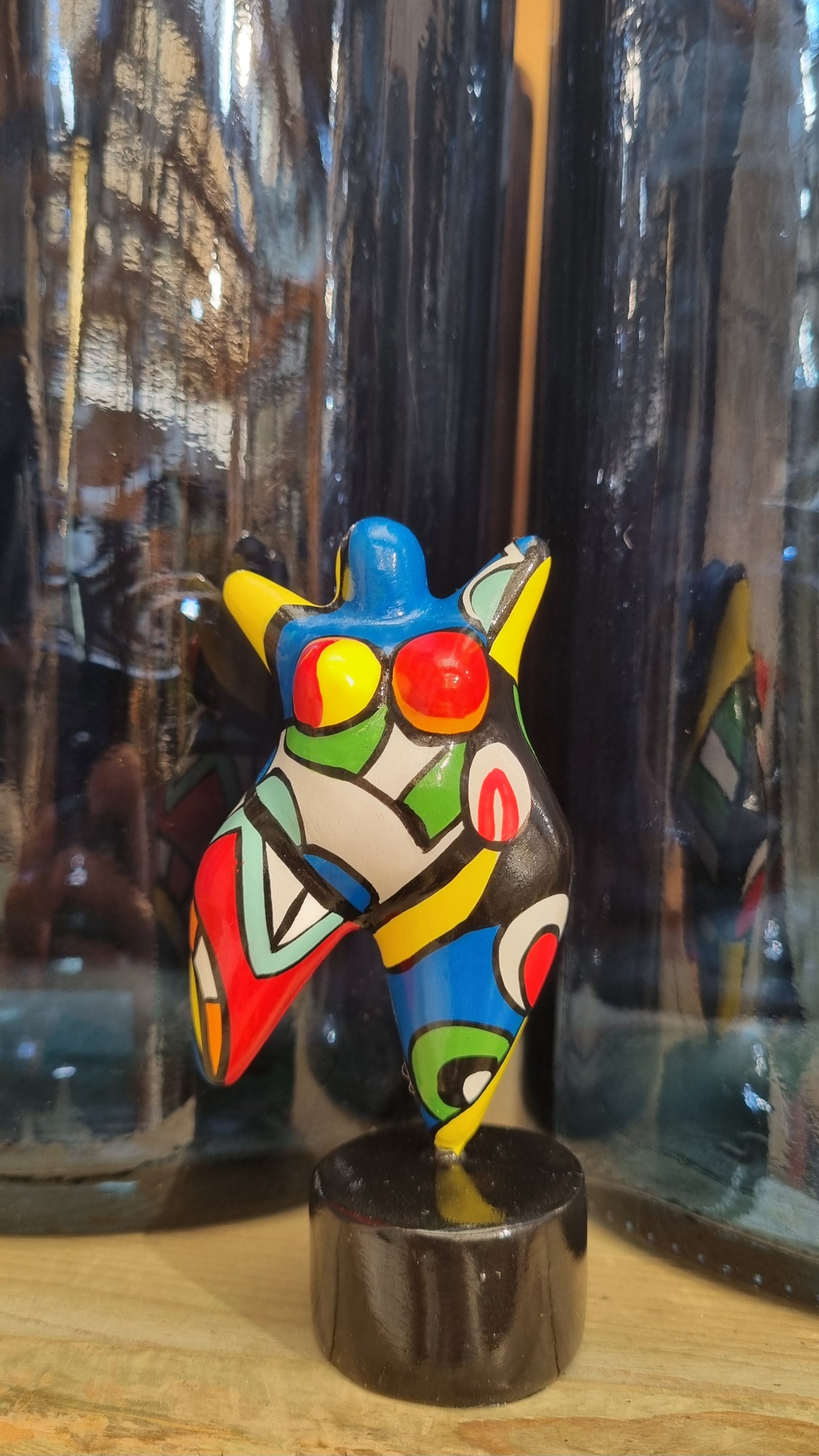 Sculpture of a round & curvy woman, resin colorful. Height 12 centimeters