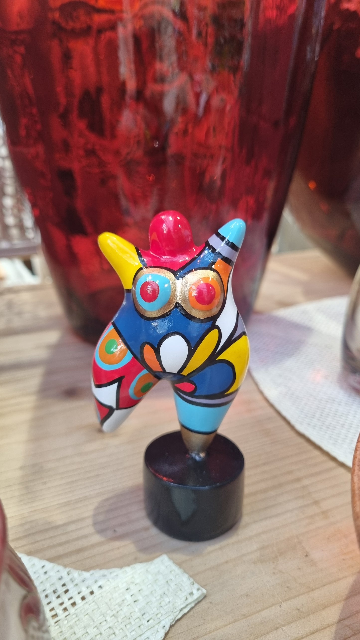 Sculpture of a round & curvy woman, resin colorful.. Height 12 centimeters