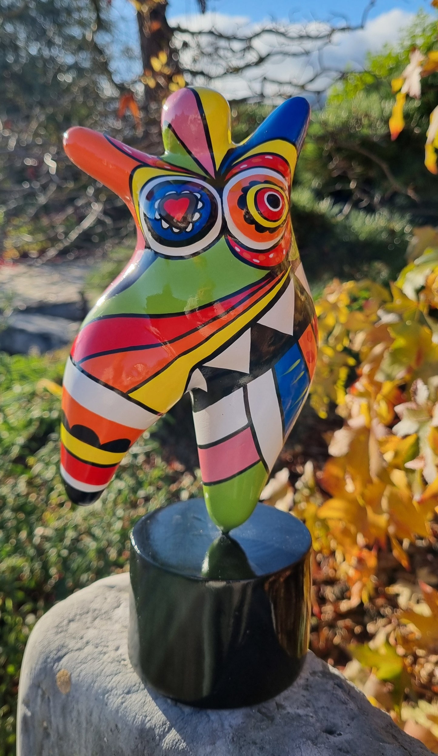 Sculpture of a round & curvy woman, resin colorful.. Height 26 centimeters