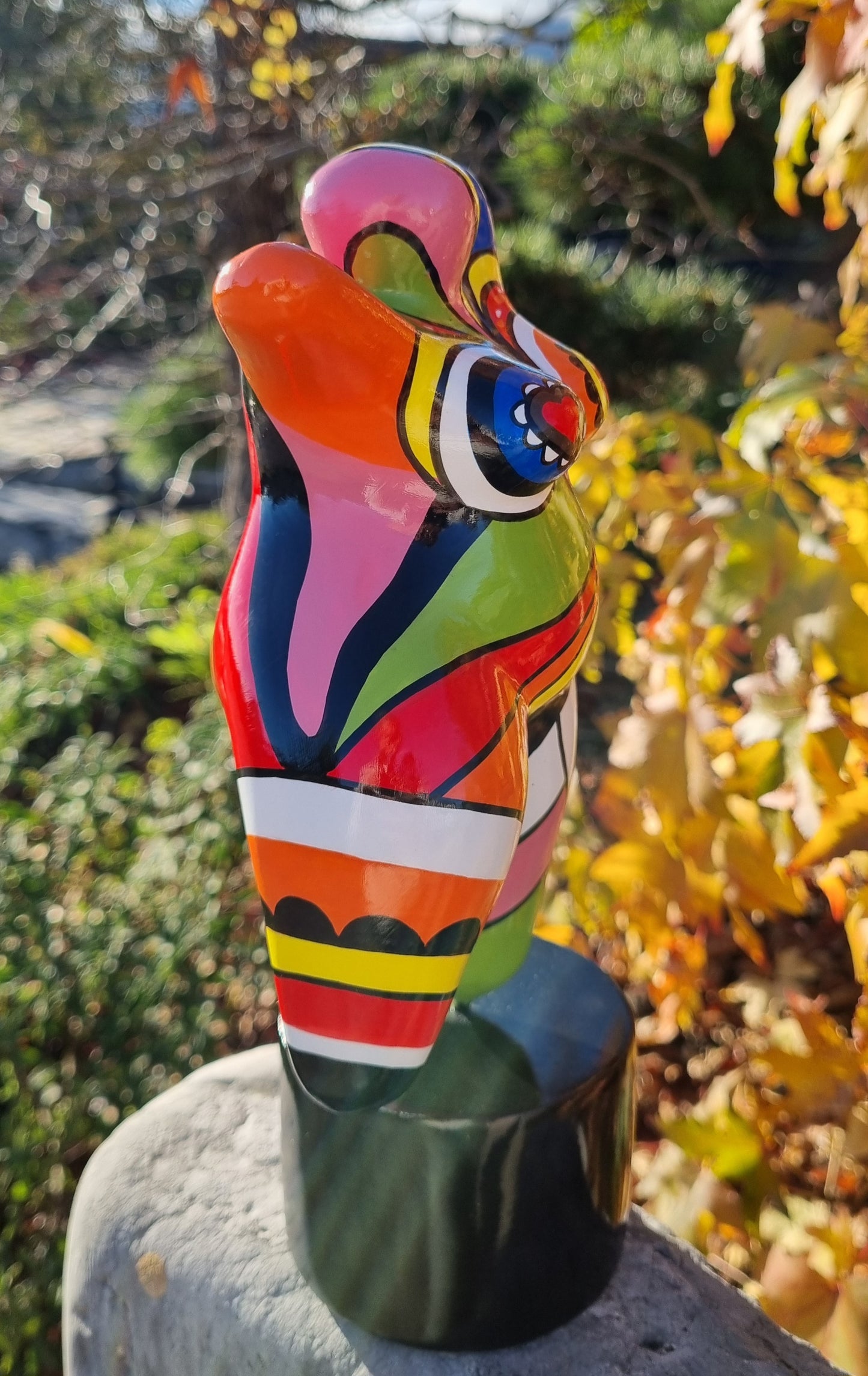 Sculpture of a round & curvy woman, resin colorful.. Height 26 centimeters