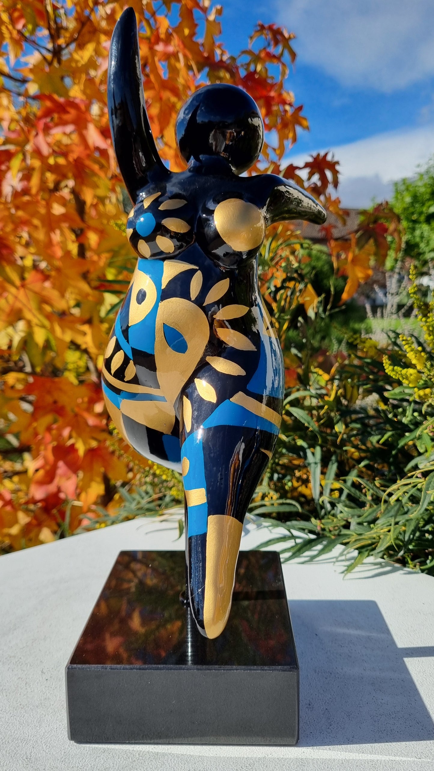 Statue de femme danseuse, modèle bleu et doré, hauteur 40 centimètres