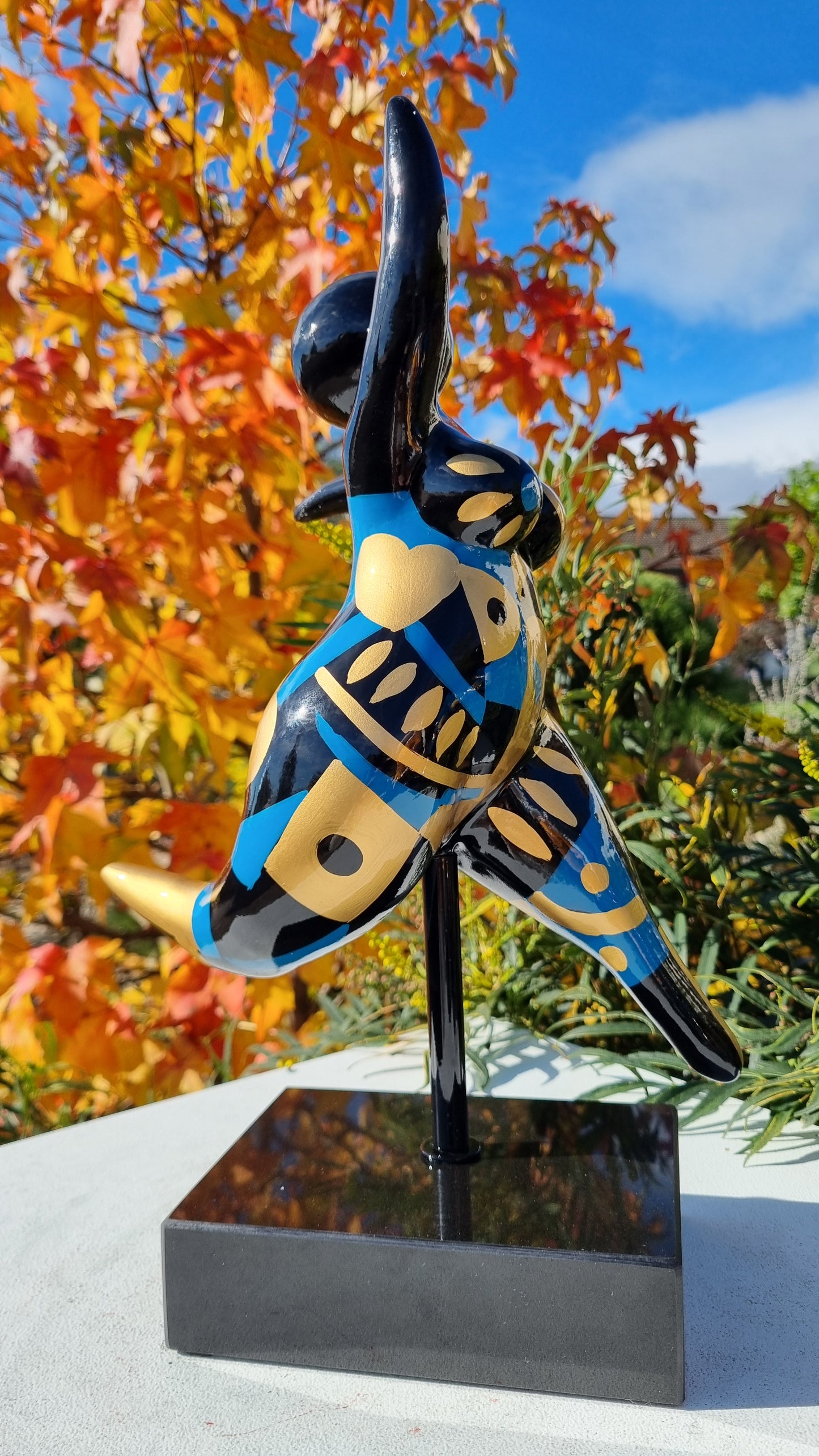 Statue de femme danseuse, modèle bleu et doré, hauteur 40 centimètres