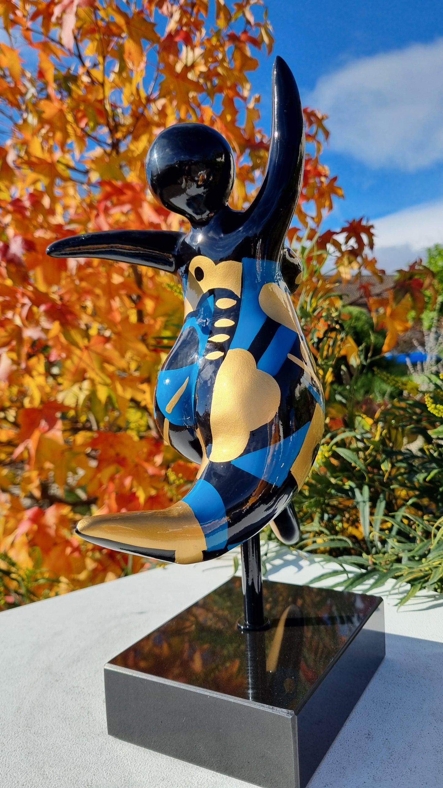 Statue de femme danseuse, modèle bleu et doré, hauteur 40 centimètres