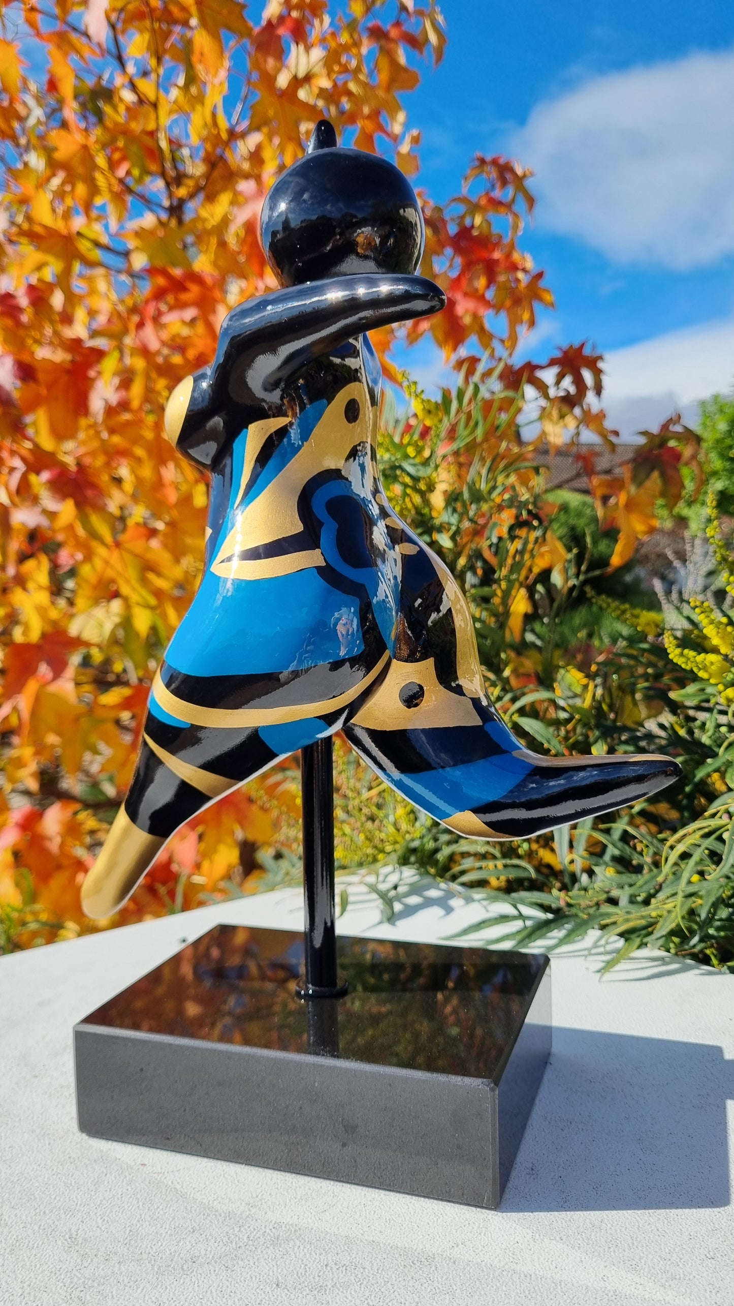 Statue de femme danseuse, modèle bleu et doré, hauteur 40 centimètres