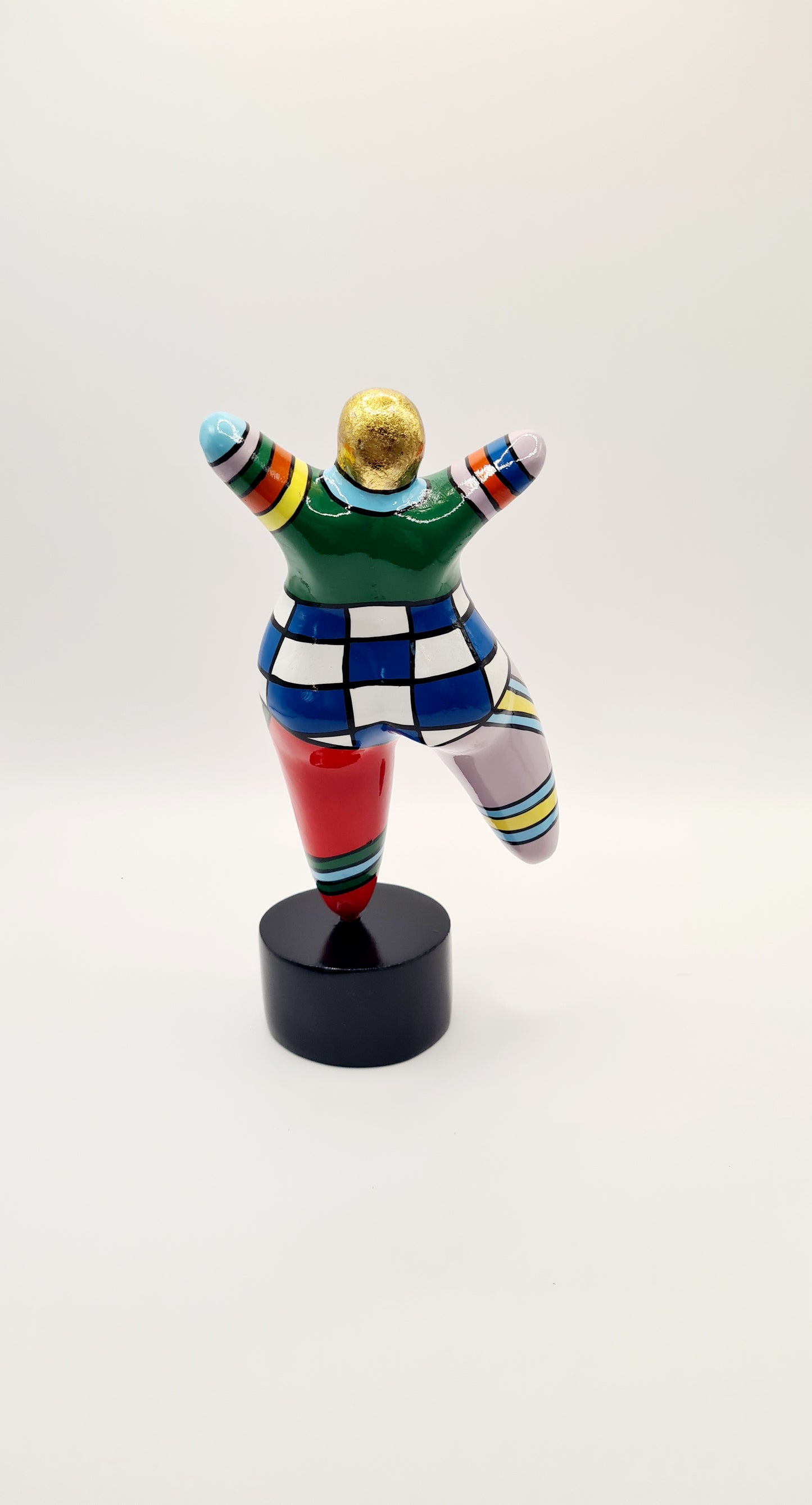 Statue de femme ronde "Nana danseuse" en résine multicolore. Hauteur 26 centimètres