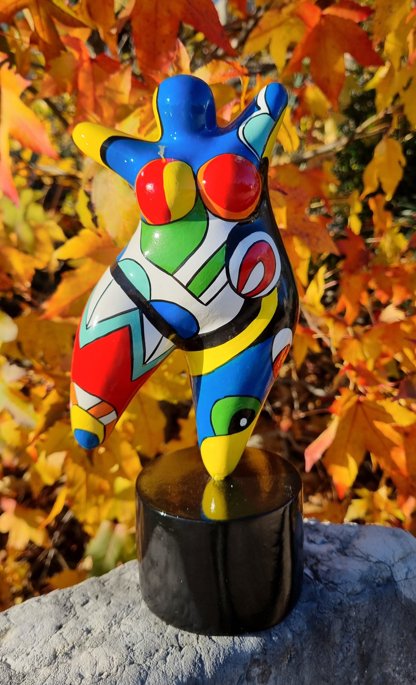 Sculpture of a round & curvy woman, resin colorful. Height 26 centimeters