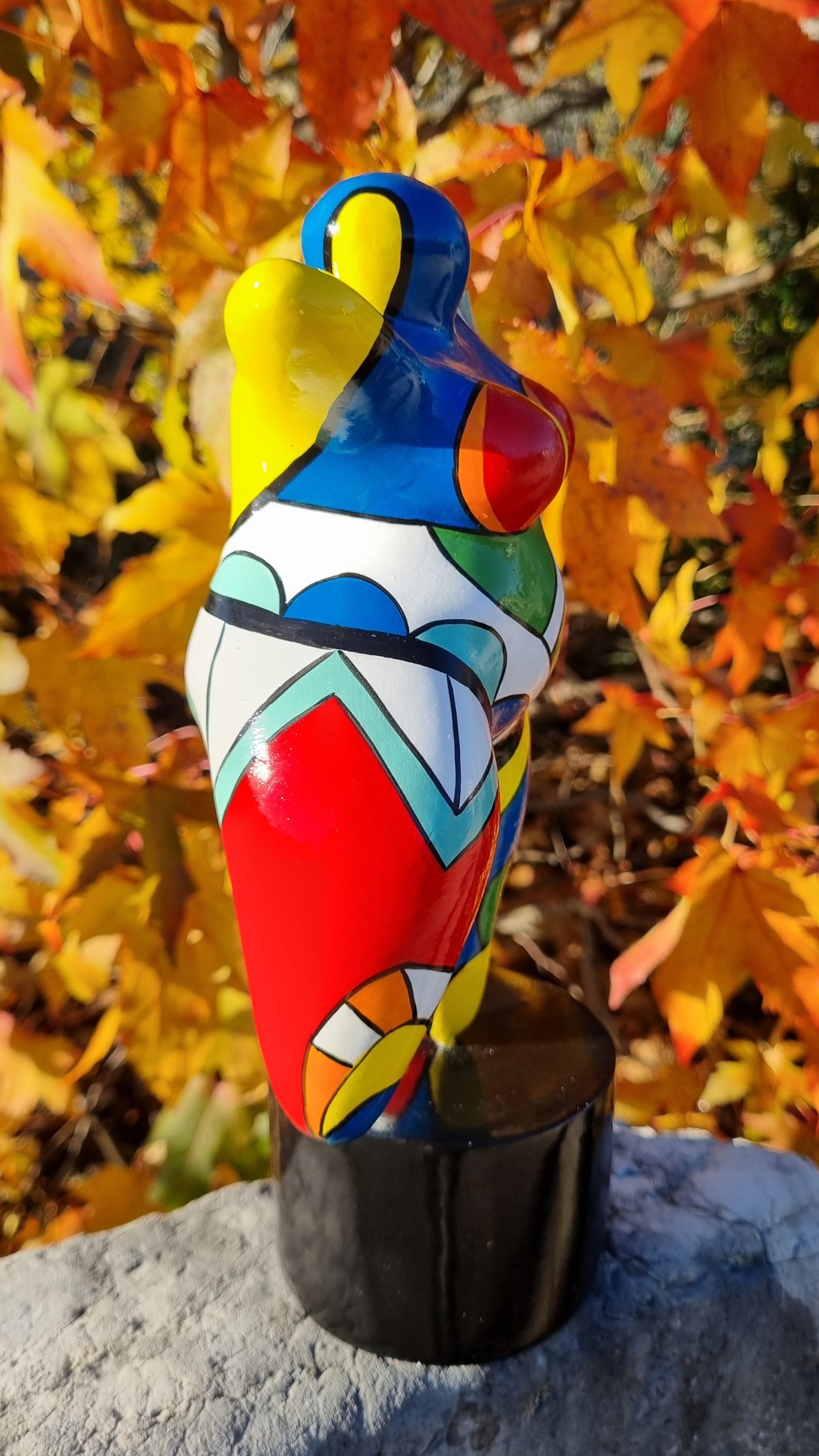 Sculpture of a round & curvy woman, resin colorful. Height 26 centimeters