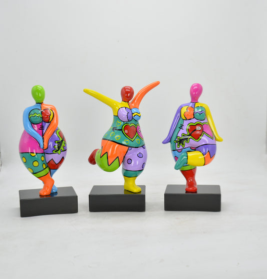 Lot 3 statues femmes rondes "Nanas Danseuses", en résine multicolore. Hauteur 31 centimètres