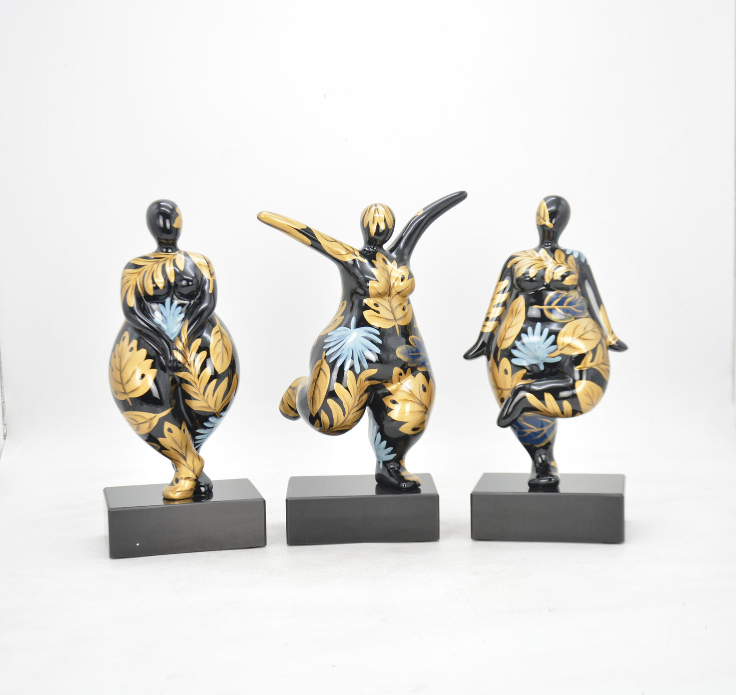 Lot 3 statues femmes rondes "Nanas Danseuses", en résine noire et dorée. Hauteur 31 centimètres