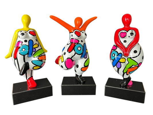 Lot 3 statues femmes rondes "Nanas Danseuses Pop", en résine multicolore. Hauteur 31 centimètres