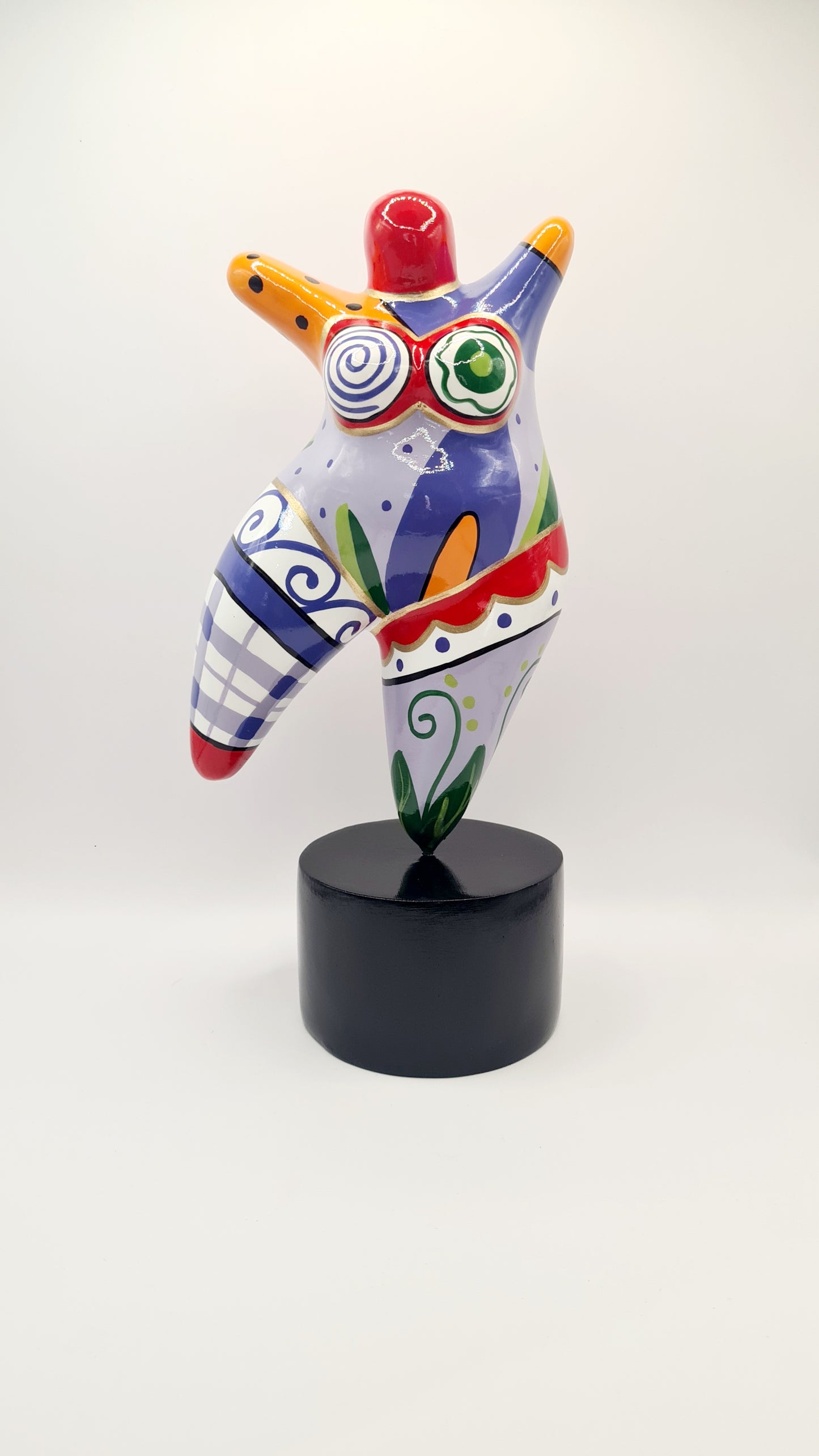 Statue de femme ronde "Nana danseuse" en résine multicolore. Hauteur 26 centimètres